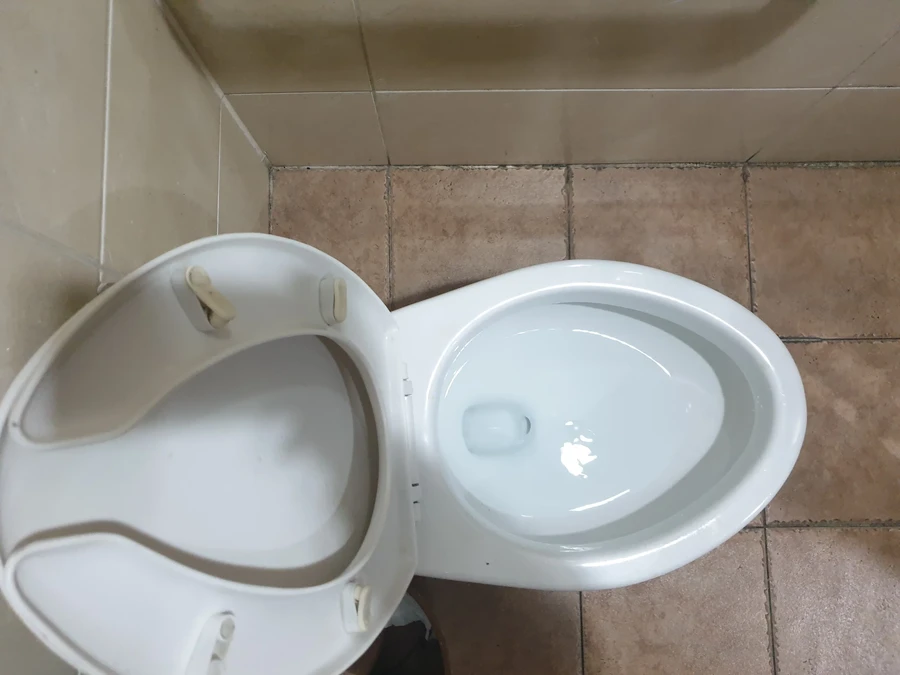 변기물이안내려감 관련 확인, 변기 뚜껑을 분리해 점검하는 모습