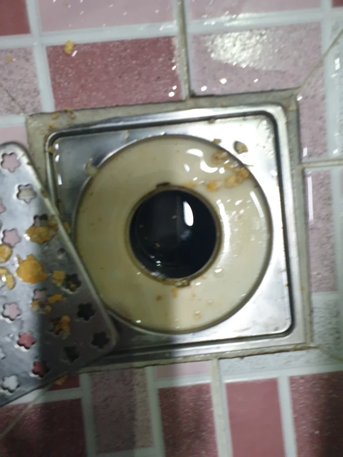 화장실 바닥 배수구 덮개 근접 촬영