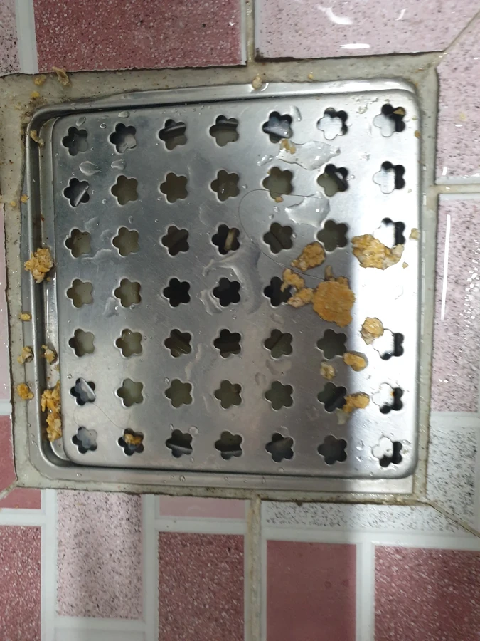 화장실 바닥 배수구 점검 모습