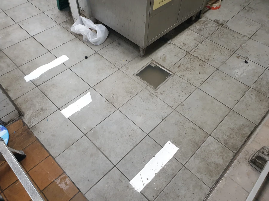 상업 주방 타일 바닥의 사각 배수구