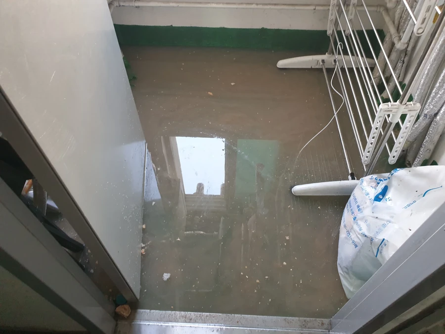 저층 통로 바닥 전체에 물이 넓게 고인 모습