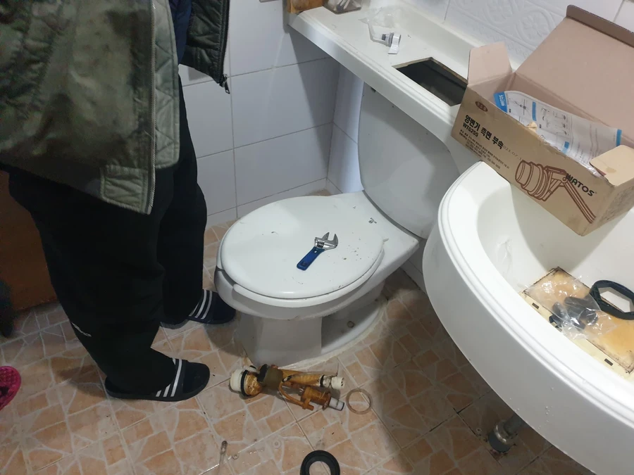 서울 변기막힘 현장 사례 5, 부속을 분리해 점검하는 모습