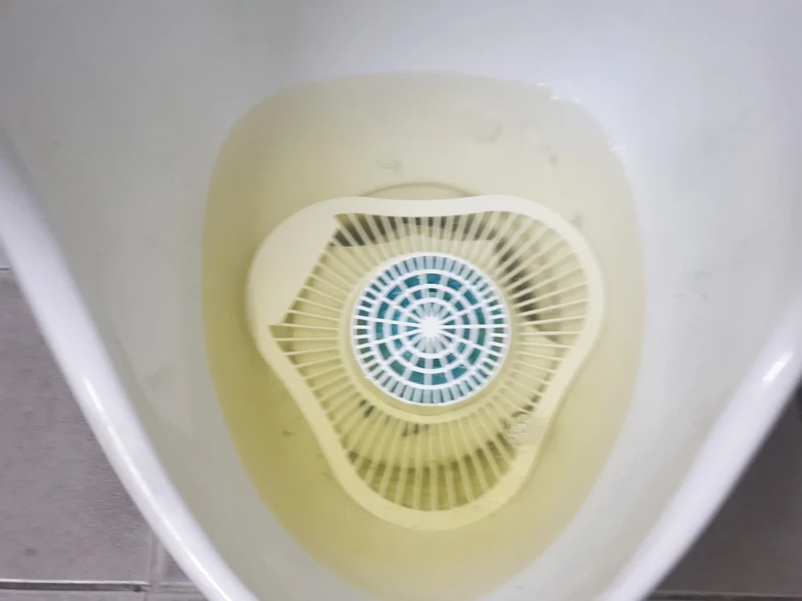 변기이물질제거 관련 확인, 거름망에 걸러진 이물질과 누런 물