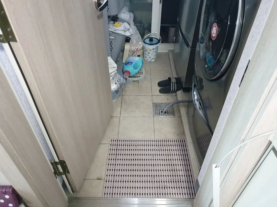 세탁기 앞 바닥 배수구 위치 확인