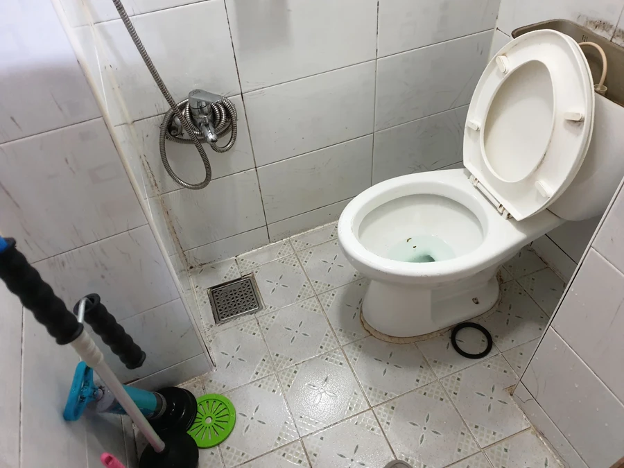 변기이물질제거 관련 확인, 바닥 배수구와 분리된 검은 링