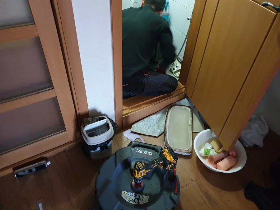 이도하수구클린업 실내 배수 점검 장비를 설치하고 작업하는 모습