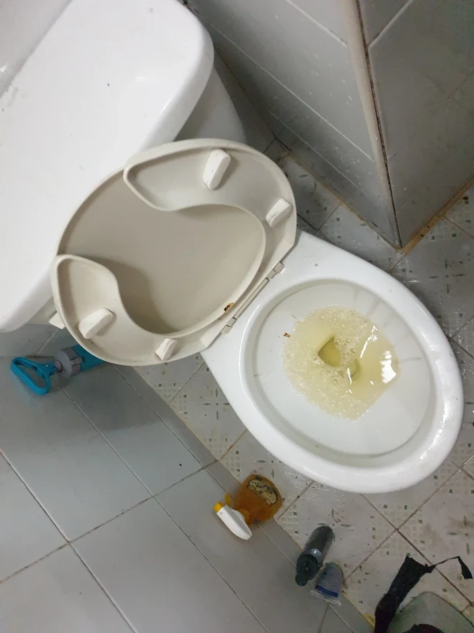 변기물넘침 관련 확인, 거품 섞인 누런 물과 세정제