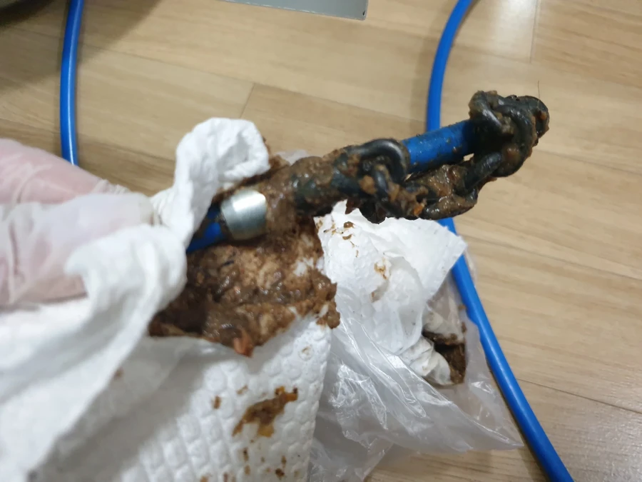 케이블에 걸려 나온 이물질