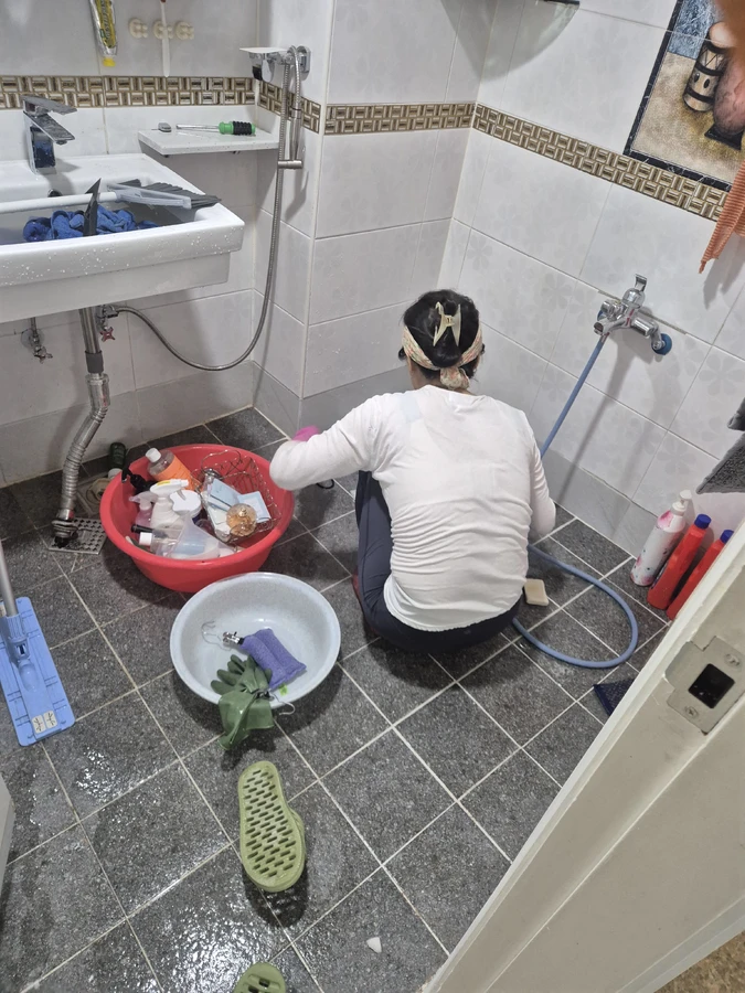욕실 욕실 바닥까지 정리하는 모습