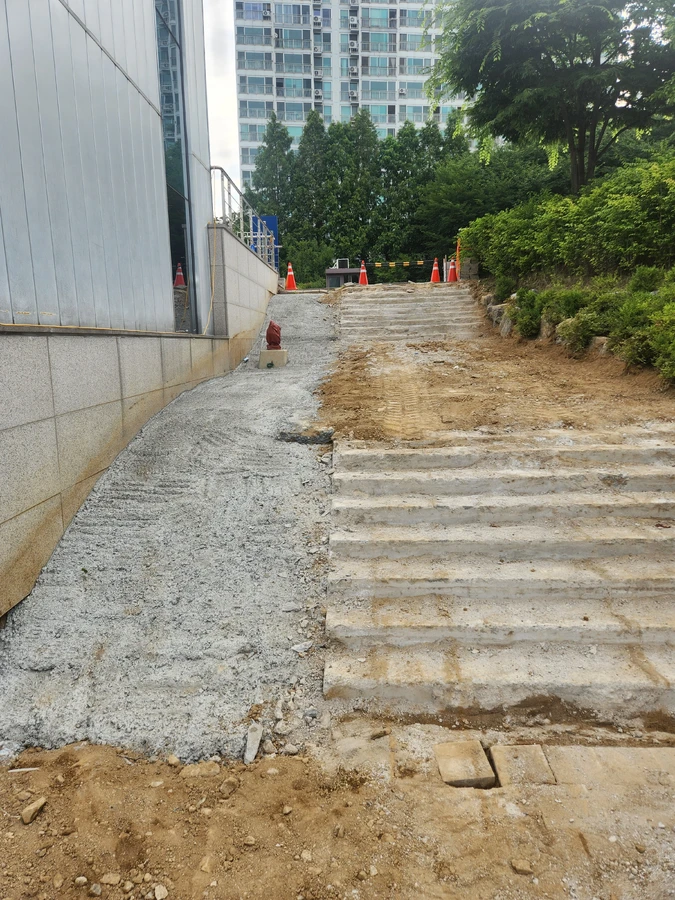 아파트 진입로 화강석 계단 시공 전