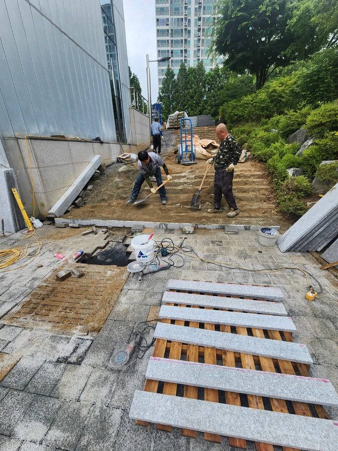 판석 계단 시공 중
