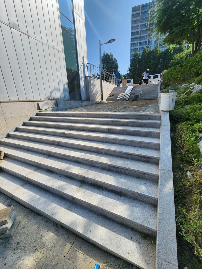 아파트 진입로 화강석 계단 시공 후