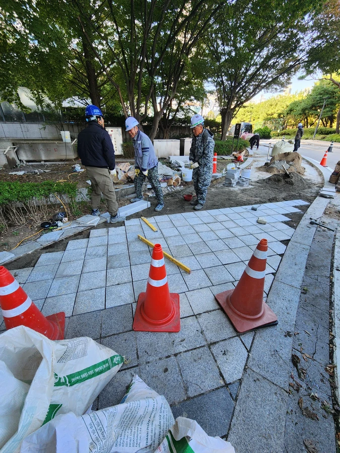 판석 시공 중