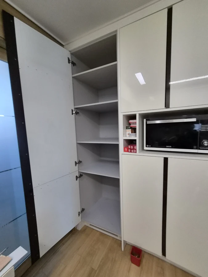 주방수납장설치 현장 사진, 전자레인지 수납이 있는 키큰장
