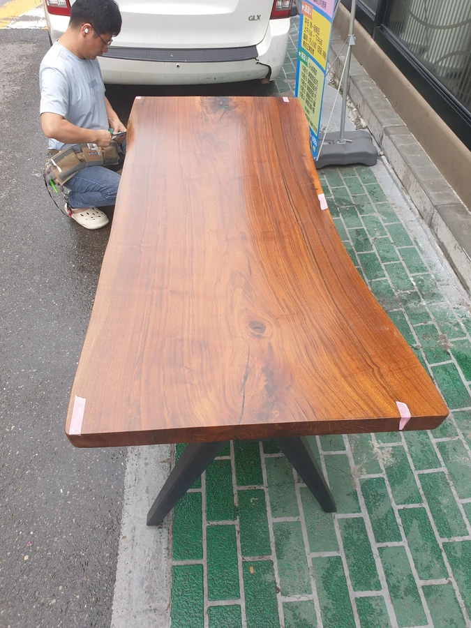 우드슬랩 나무식탁 uv코팅