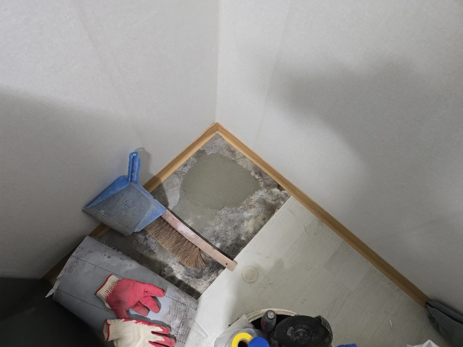 바닥난방배관 보수 후 바닥 마감을 복구한 현장