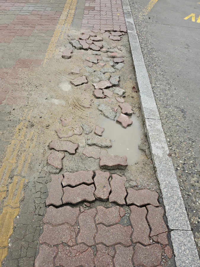 상가 앞 침하 구간 긴급 보수 시공 전