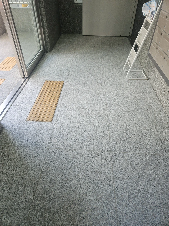 건물 입구 화강석 버너구이 마감 시공