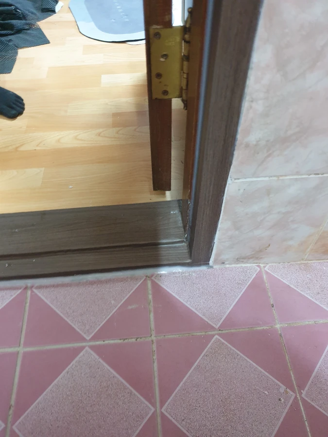 원목 문지방 보수 작업