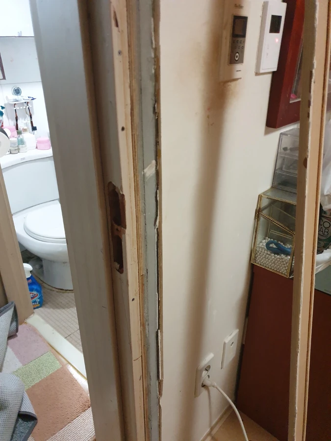 노후 문틀 보수 전 작업 현장