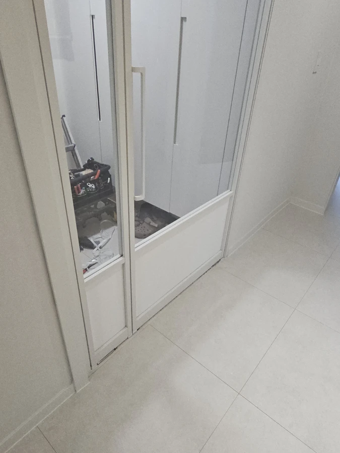 딱딱소리 나는 스윙도어 수리