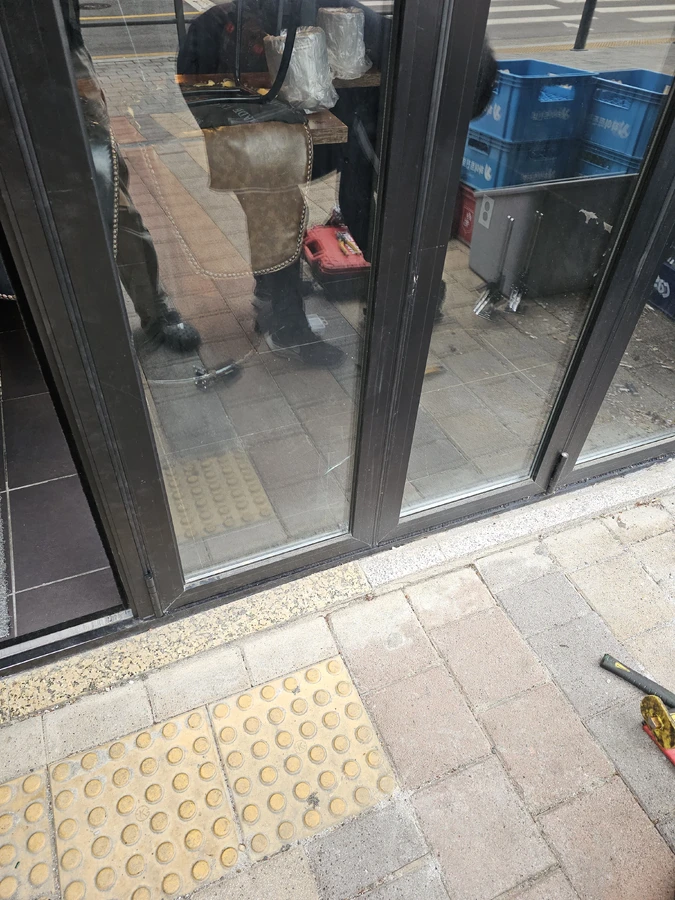 폴딩도어 롤러 교체 완료