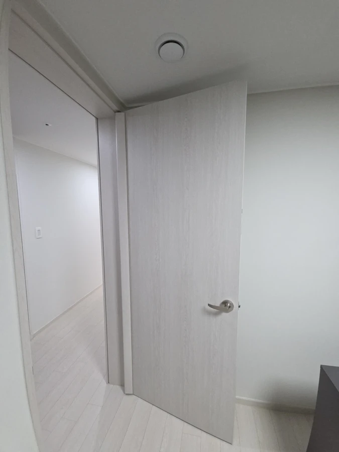 안산 고잔 문몰딩 마감 후 문 주변 정리 상태