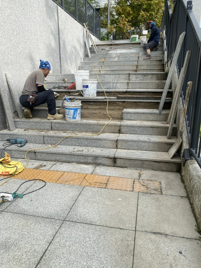 동탄 상가 앞 보도블록 침하 구간 보수 작업