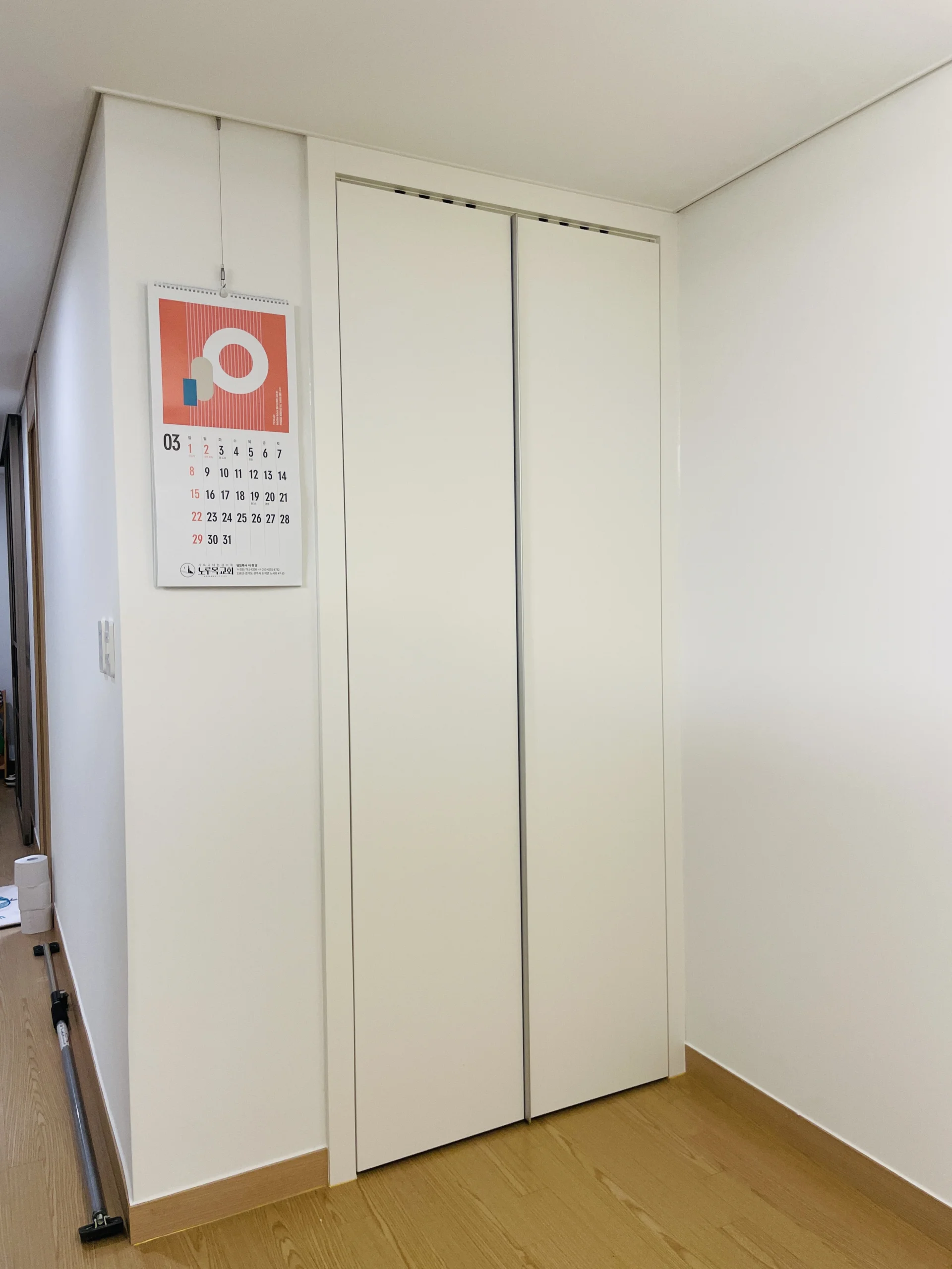 기흥 팬트리 문 교체 – 뒤틀린 문짝 떼고 새 문으로 딱 맞춤 시공 사진 1 - 집사이지 전국 생활 설치·수리