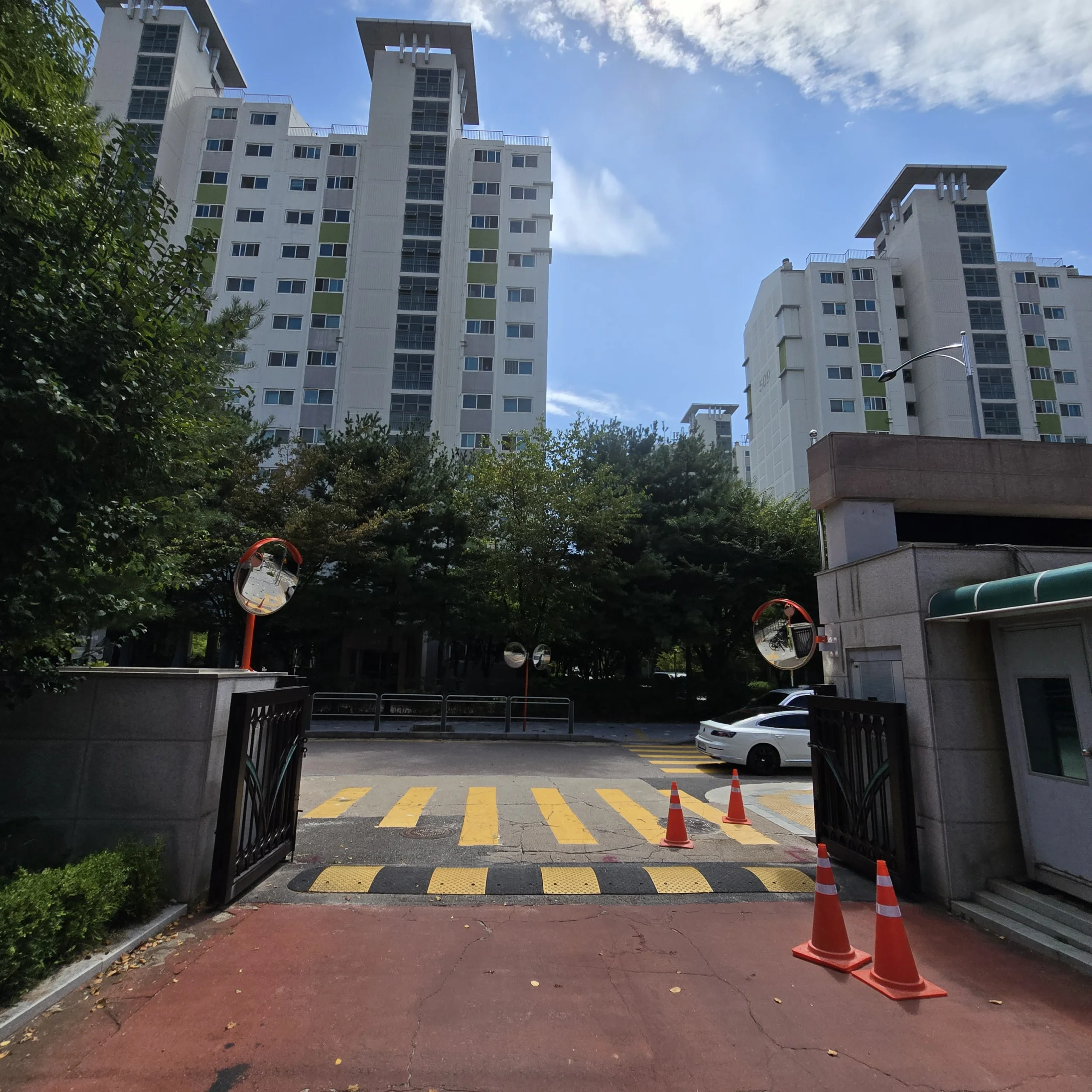 시공 후 - 강동중학교 반사경설치 집사픽스