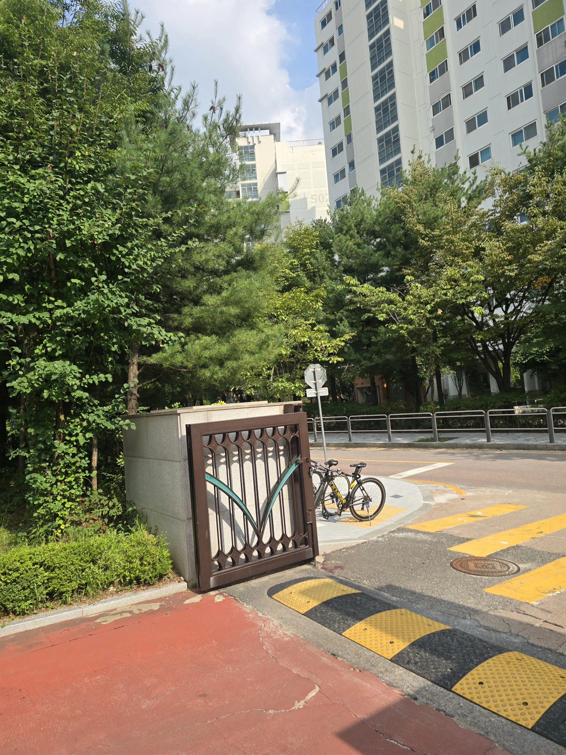 시공 전 - 주차장 진입로 커브 구간 볼록반사경 설치로 사각지대 해소 집사픽스