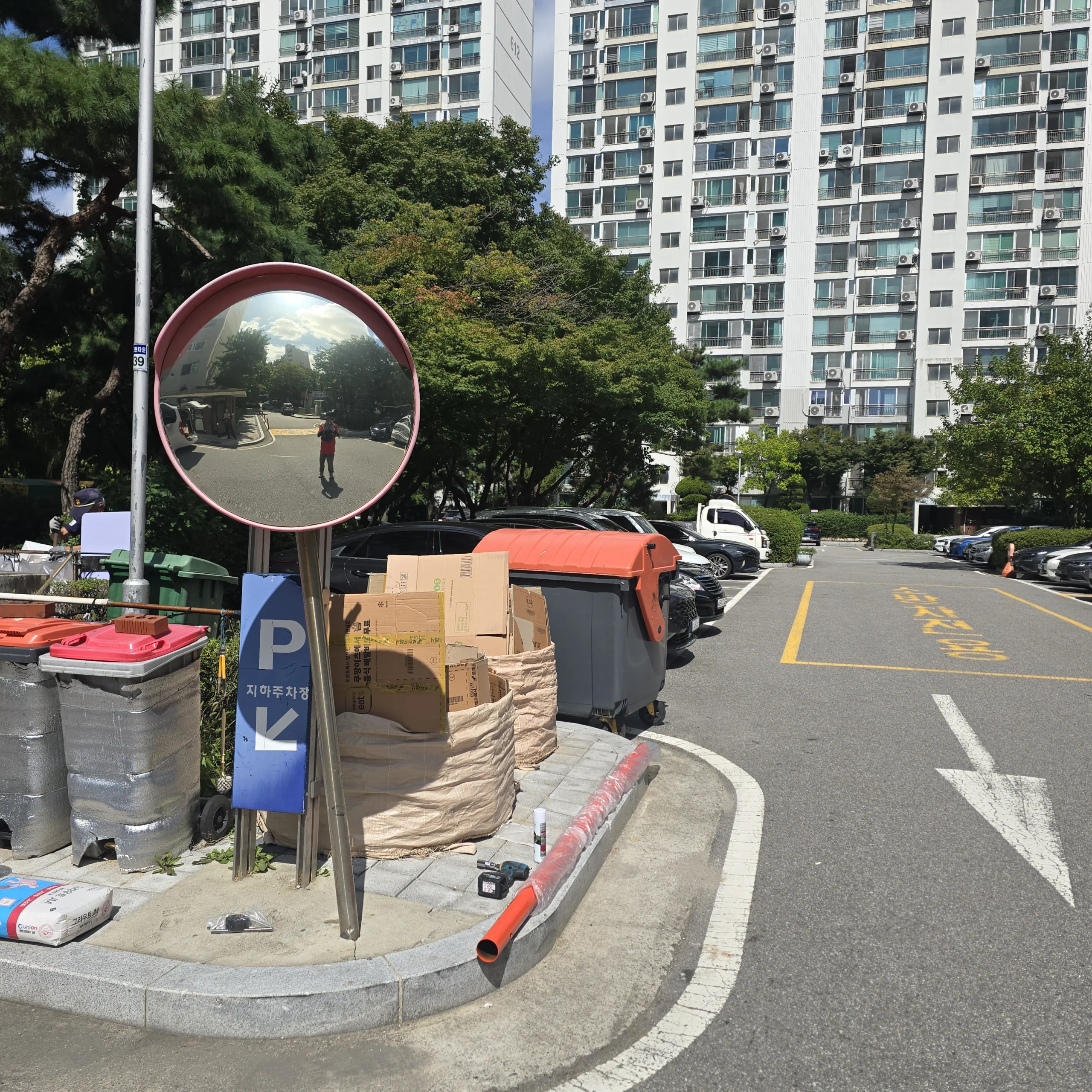시공 전 - 분당 이면도로 볼록거울 교체, 흐려진 시야 새 거울로 교체 집사픽스
