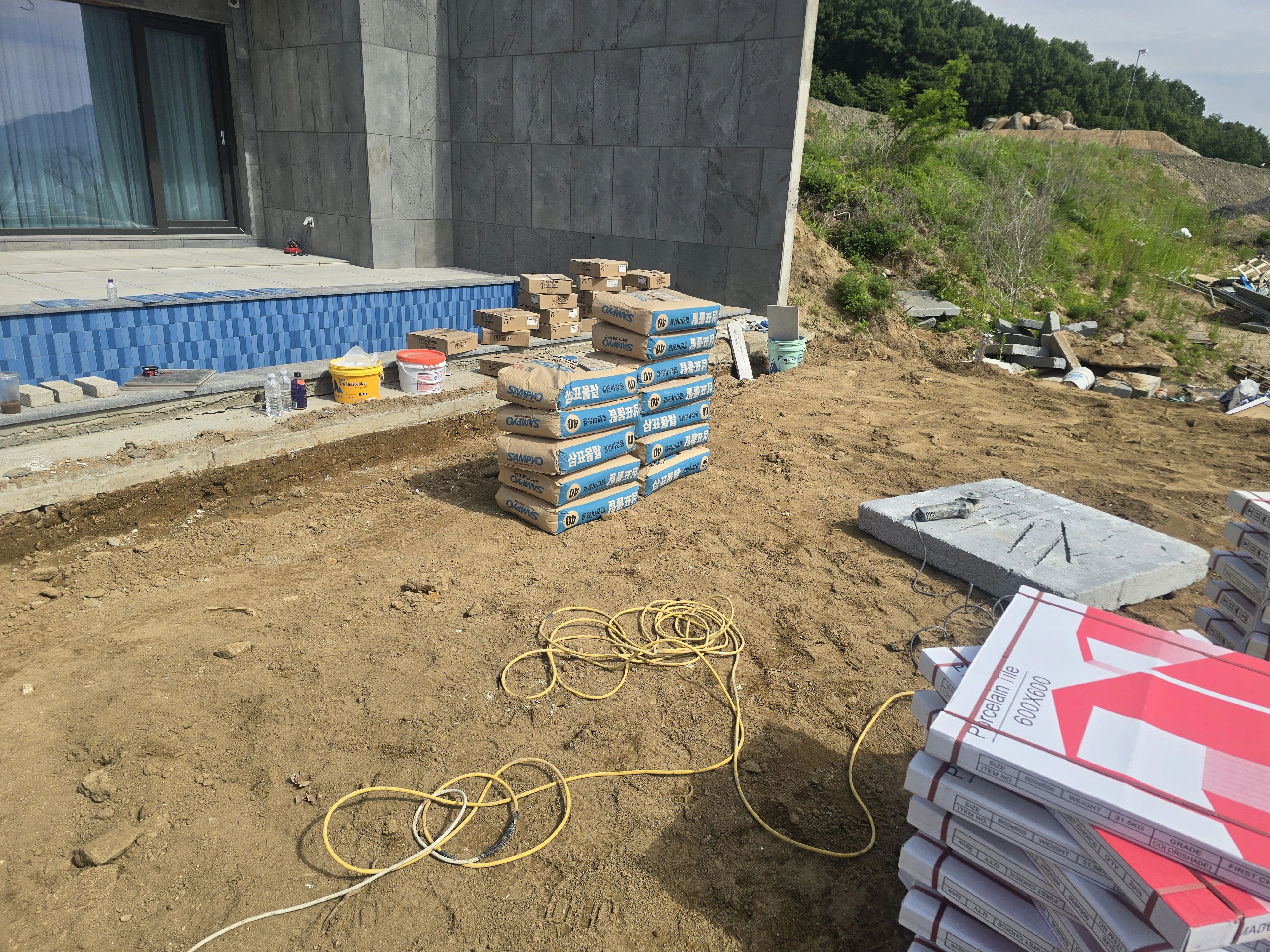 세면대 주변 타일 마감