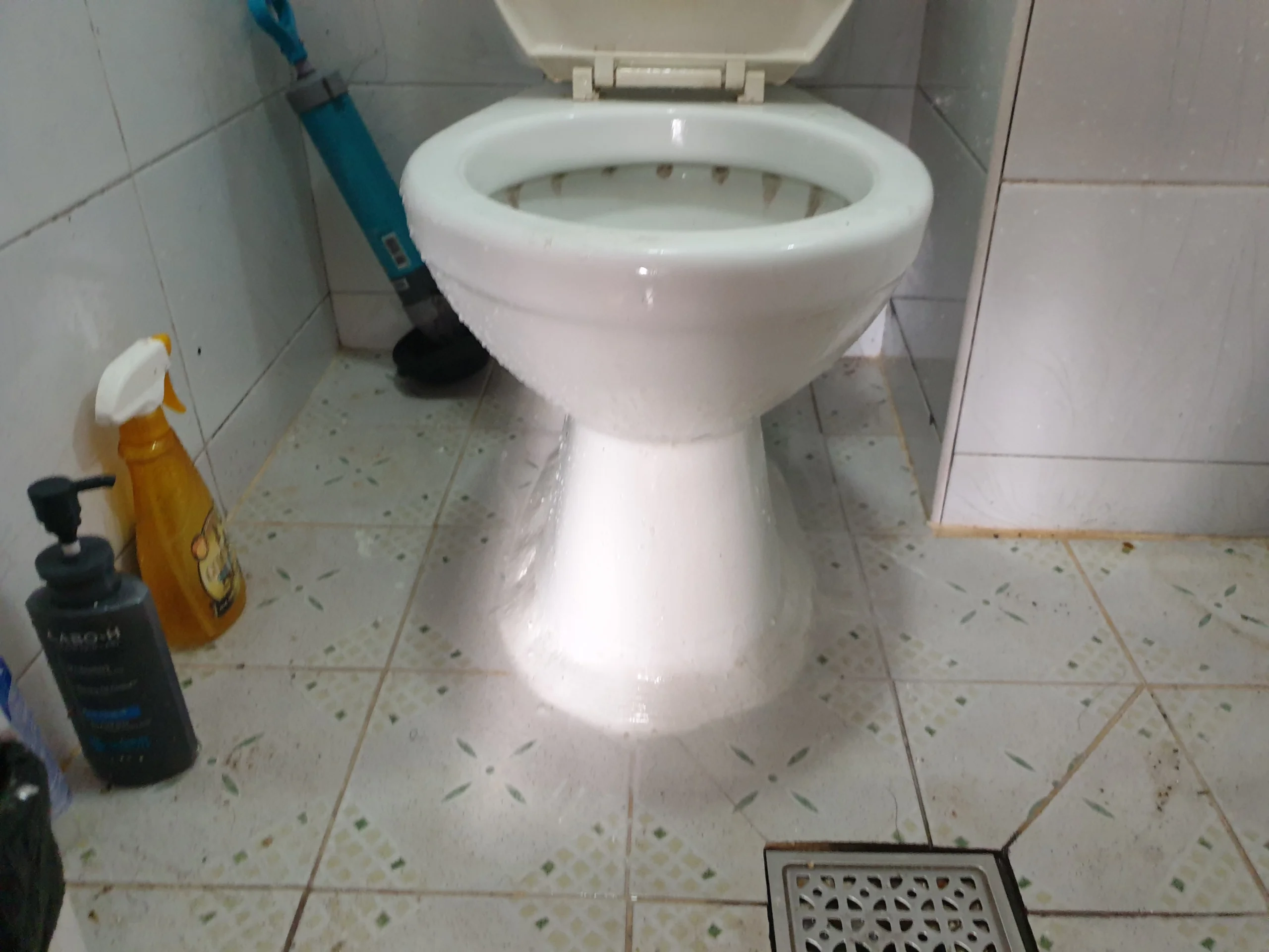 재설치를 마친 변기와 옆 바닥 배수구
