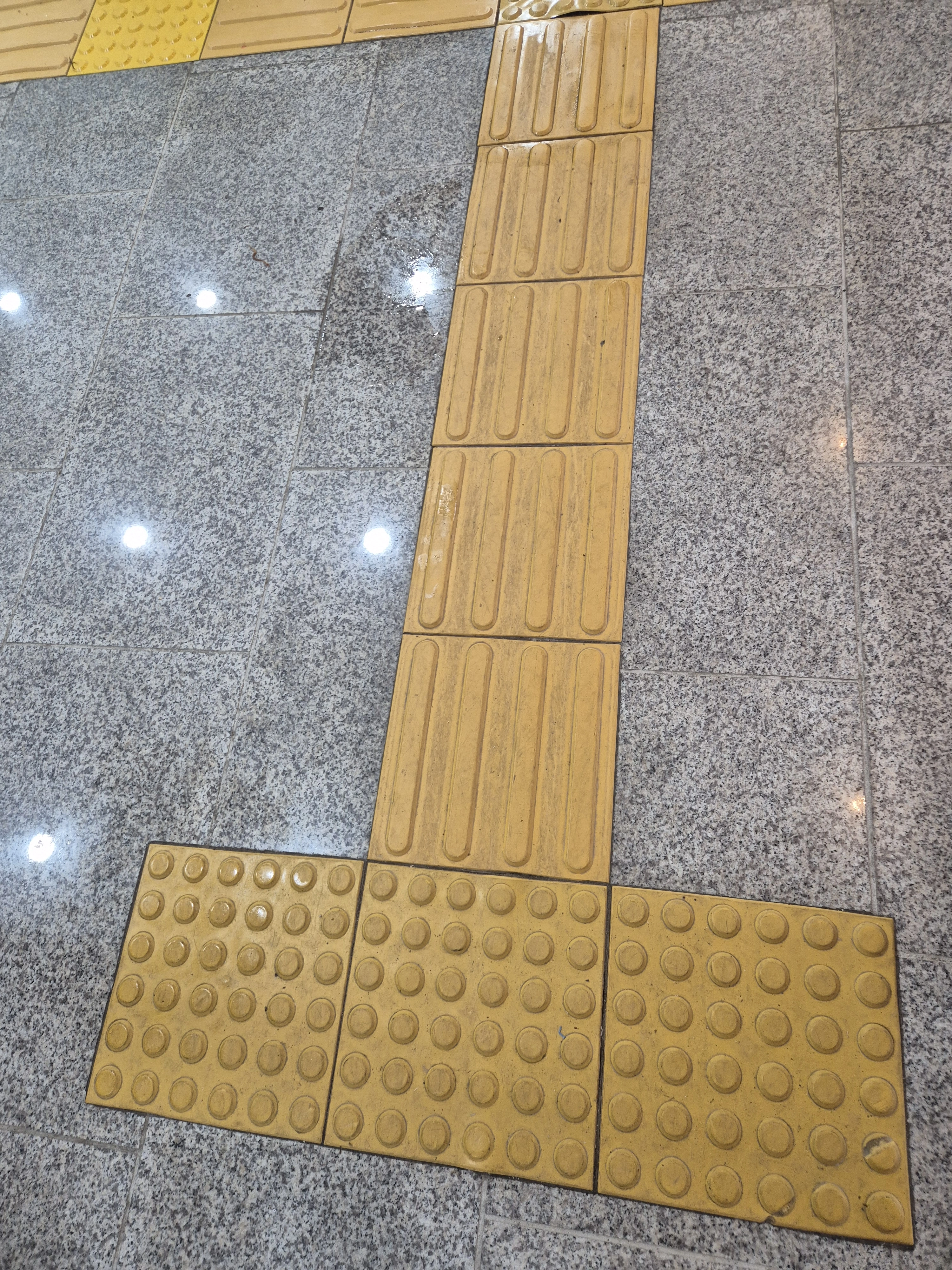 도포 도구를 이용해 왁스를 고르게 펴는 장면