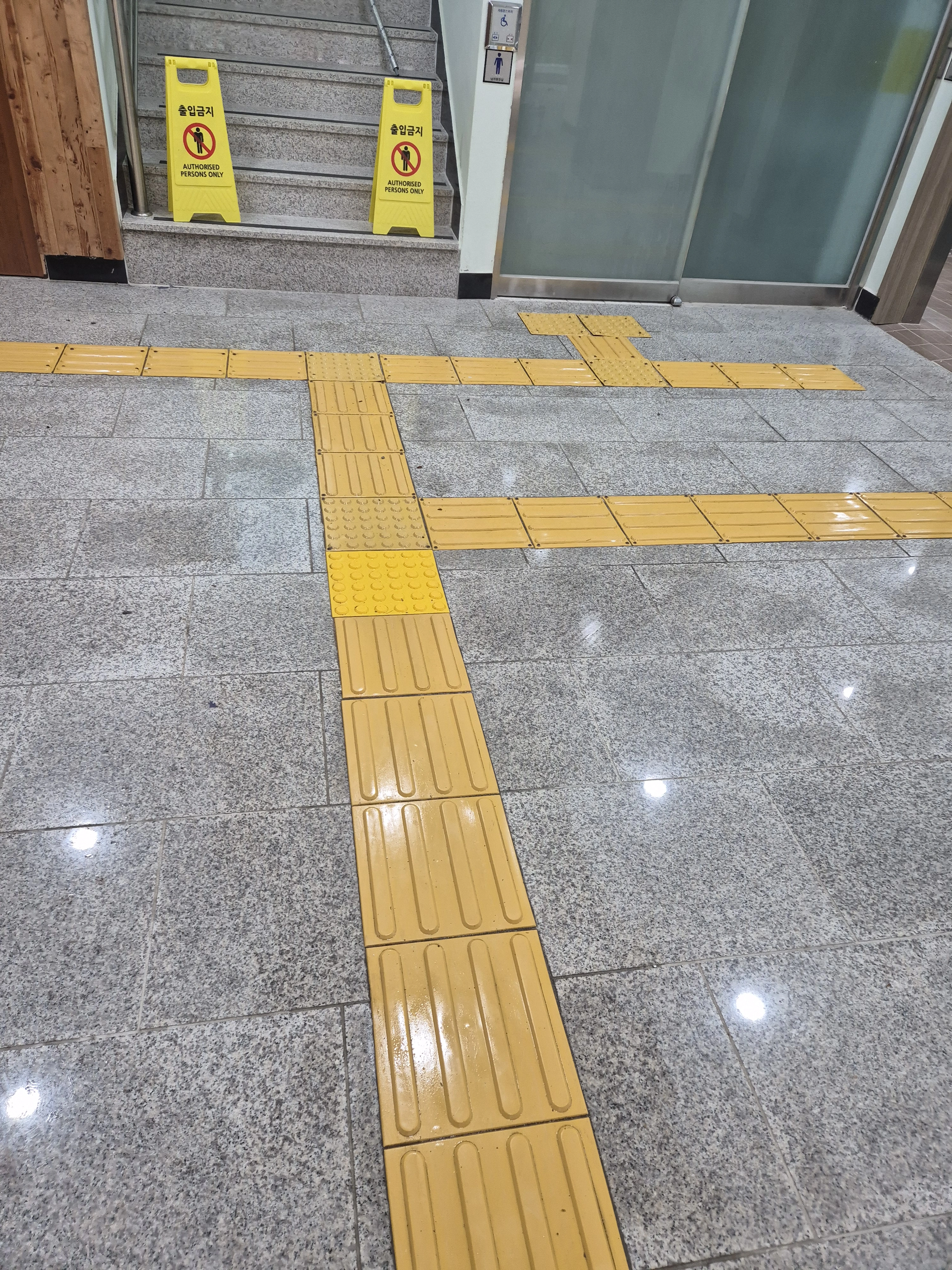 대면적 전용 장비로 바닥을 시공하는 모습