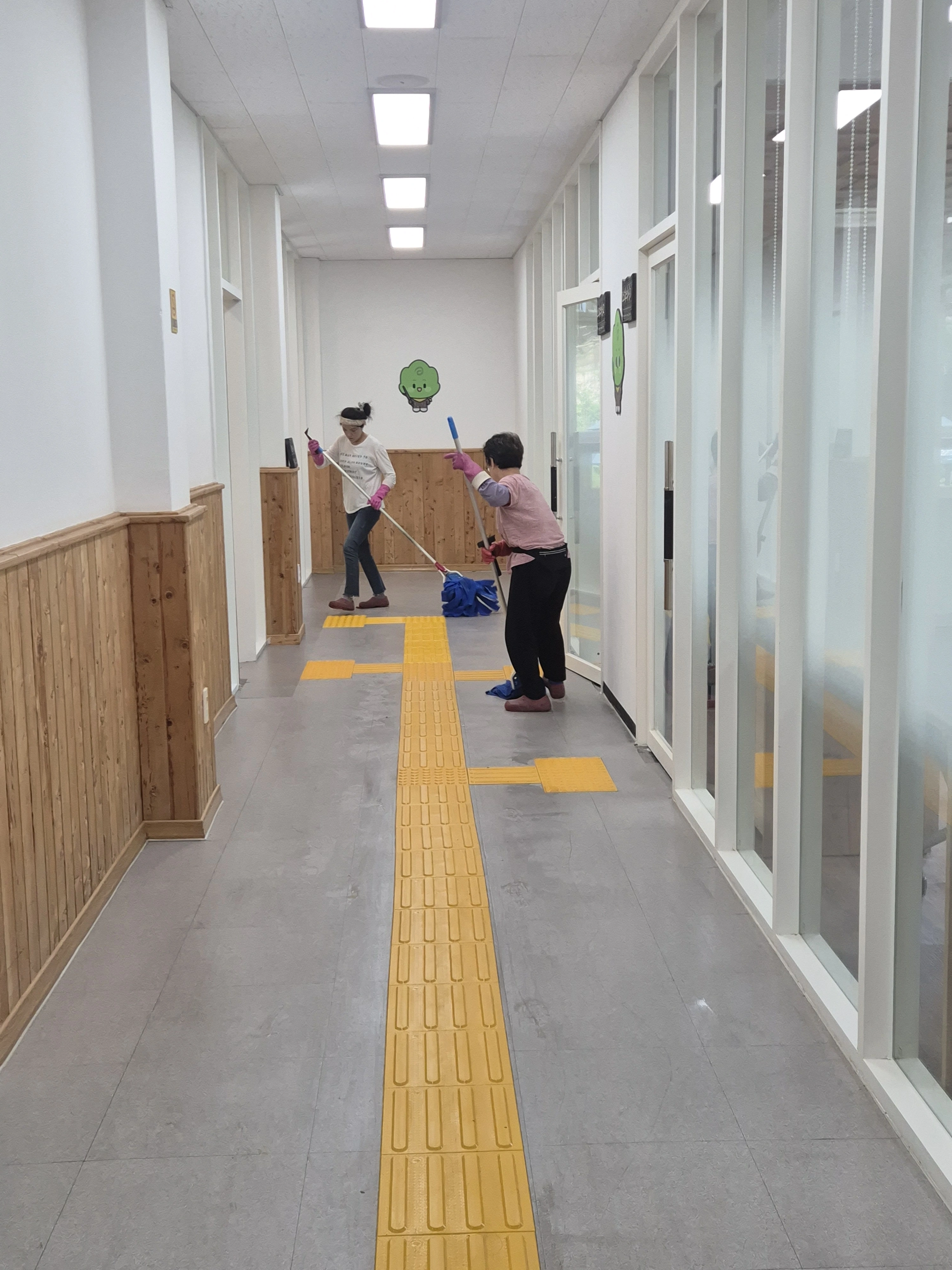 마지막 회차 도포 후 표면을 살펴보는 작업자