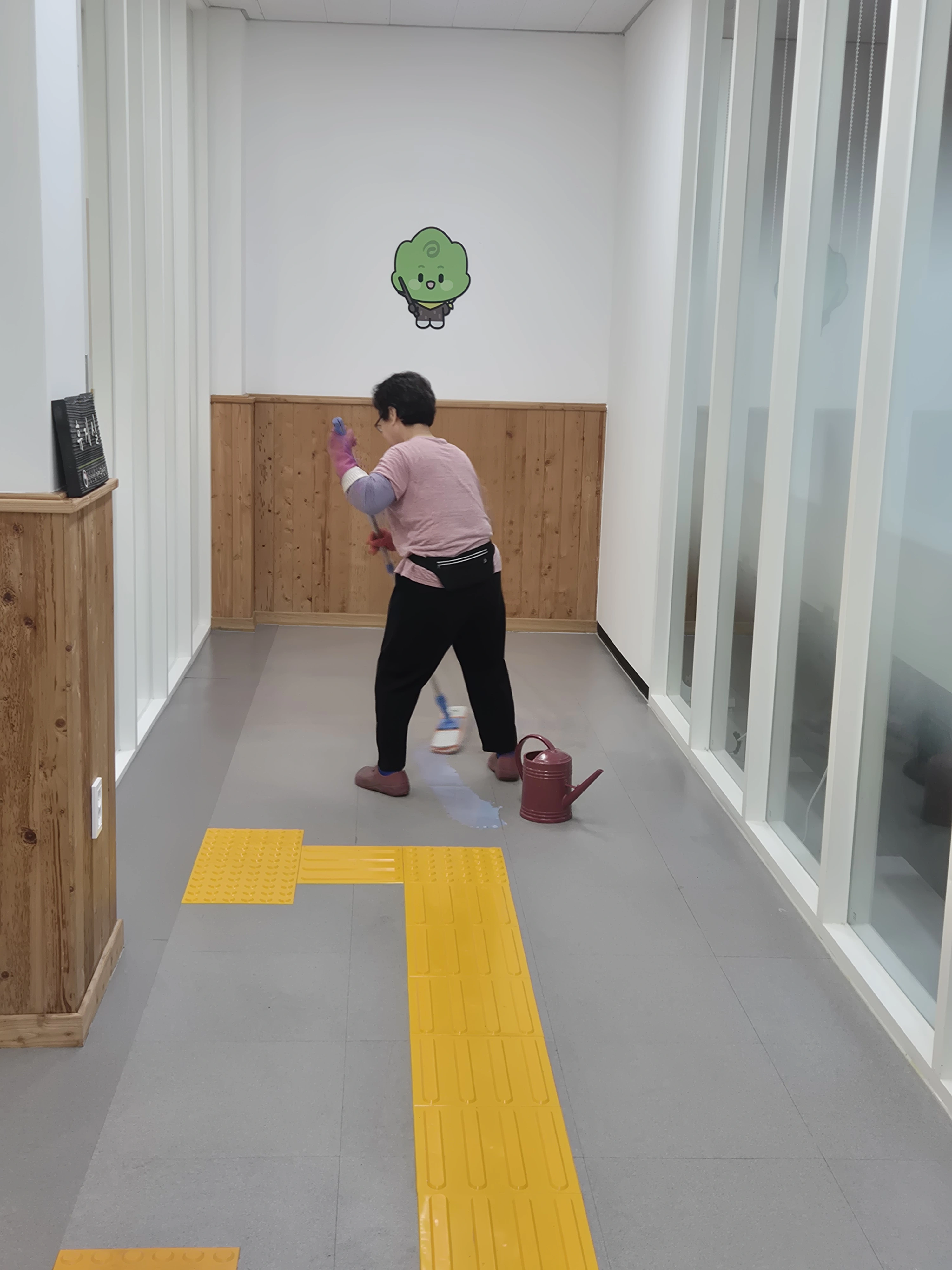 패드 장비로 기존 왁스층을 걷어내는 장면