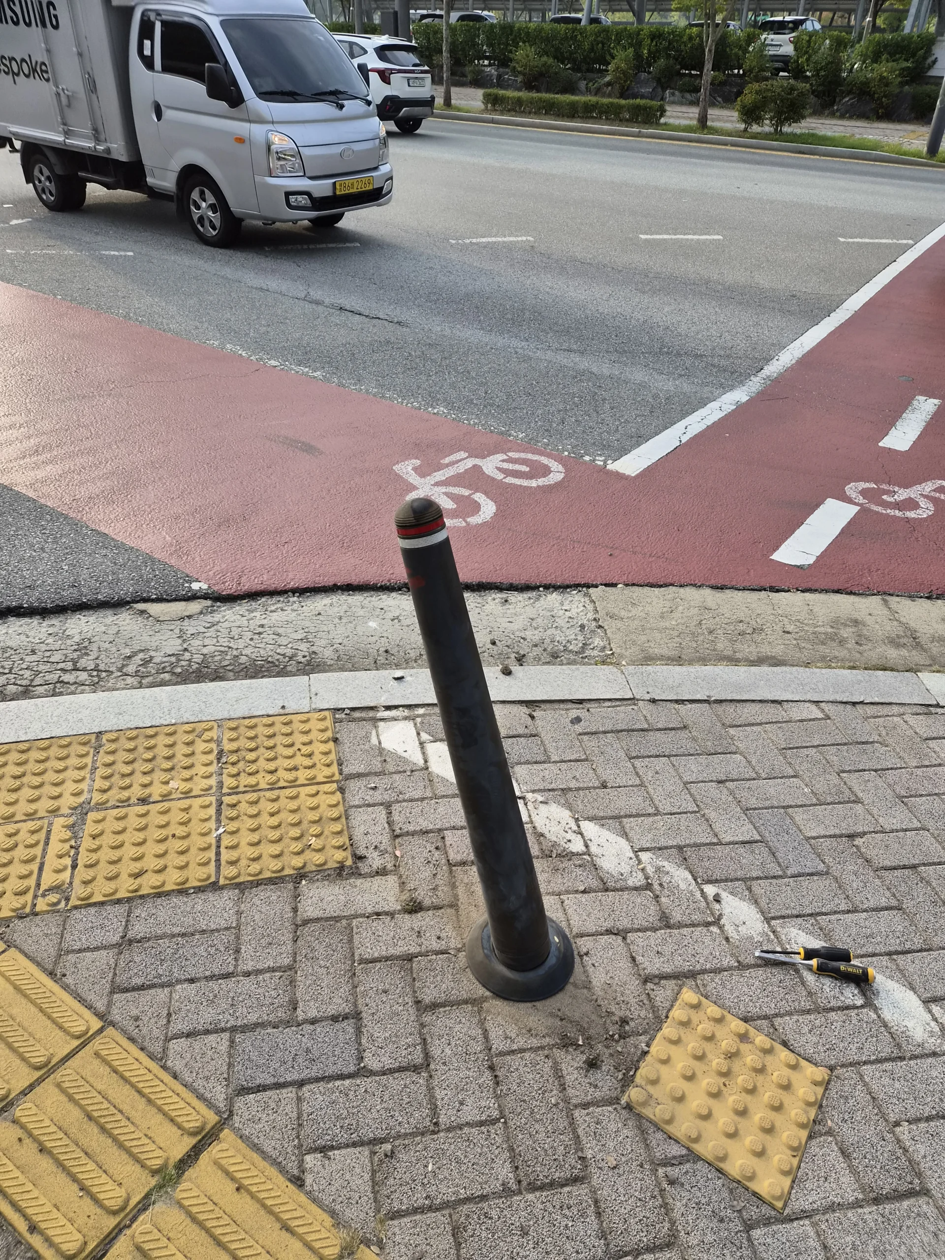 시공 전 - 서초 노후 볼라드 교체 시공기 집사넘버원