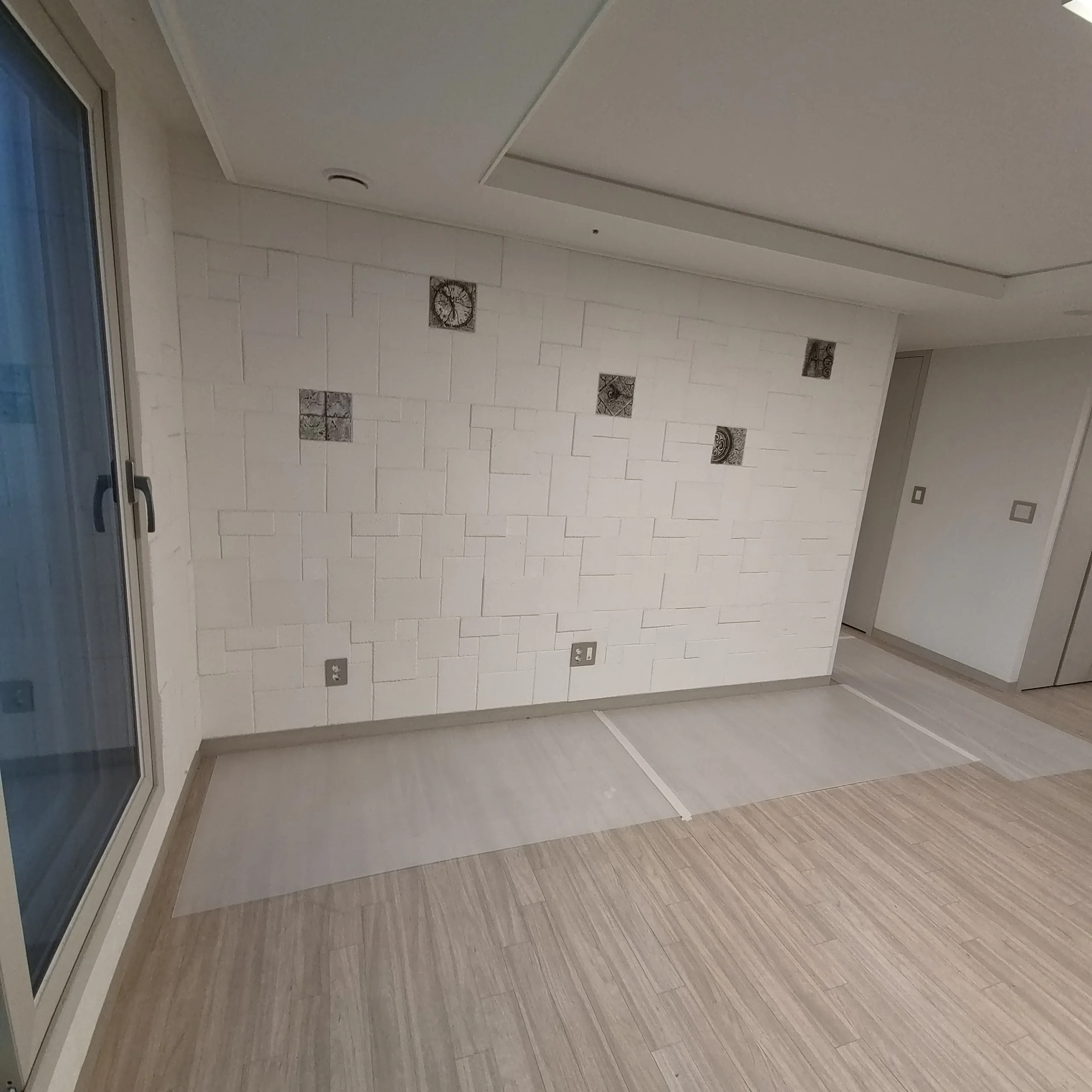 시공 전 - 동탄 인테리어 붙박이장 아트월타일 철거 집사고