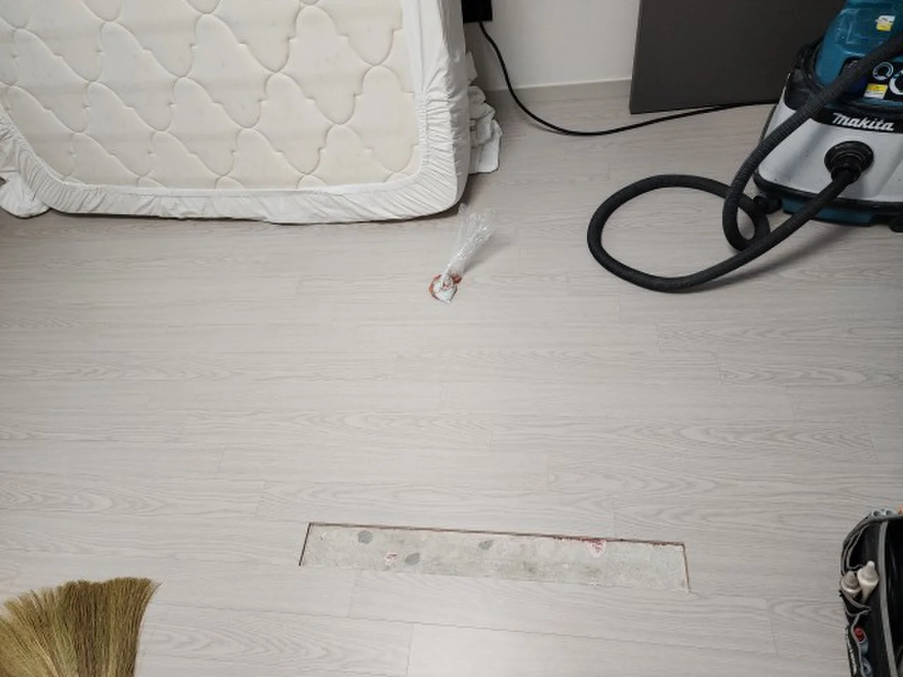 김포 강마루 찍힘, 한 장만 골라 교체한 이야기 시공 사진 1 - 집사고 전국 생활 설치·수리