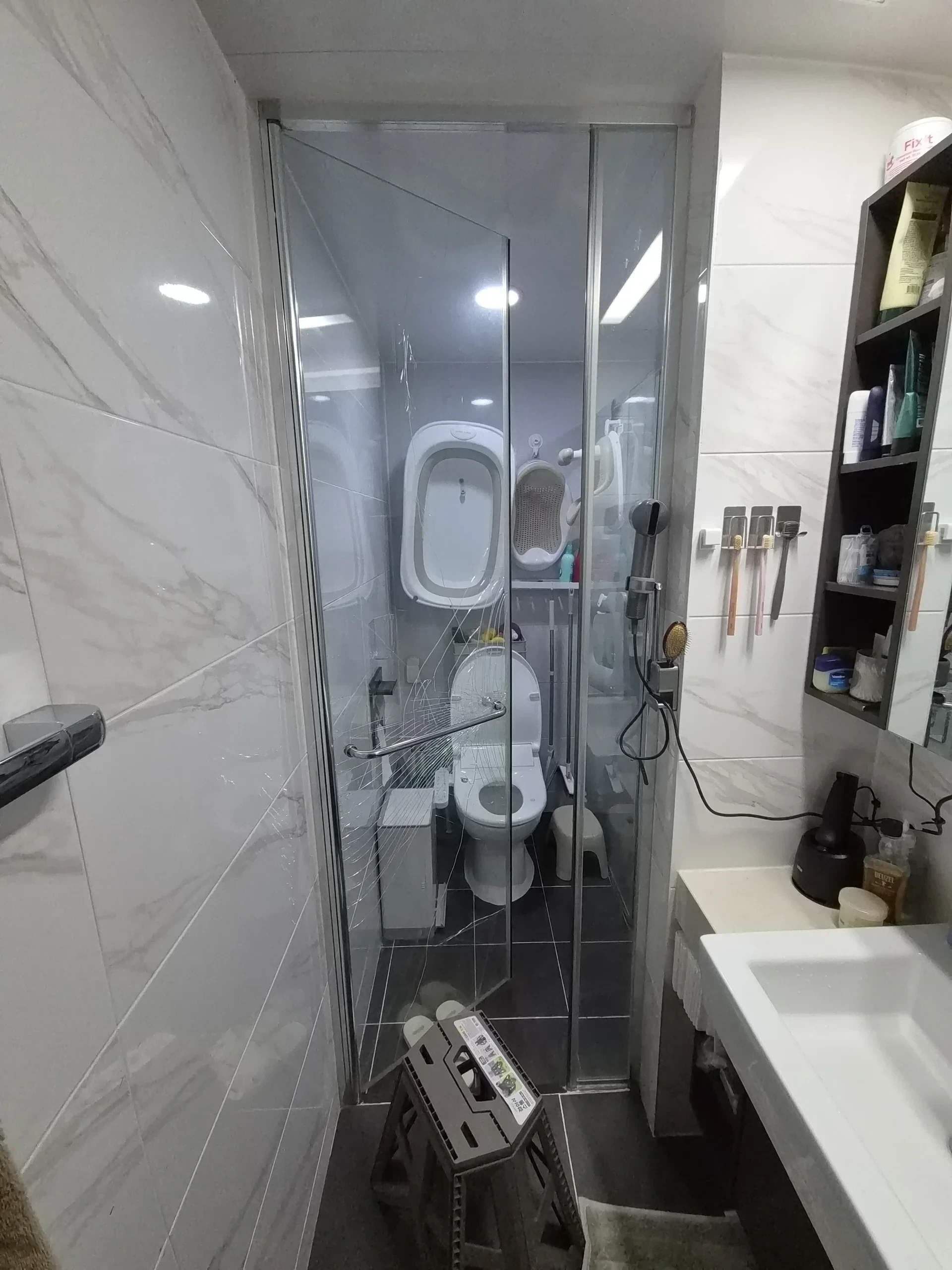 김포 오피스텔 파손 샤워부스 철거 작업기 시공 사진 2 - 집사고 전국 생활 설치·수리
