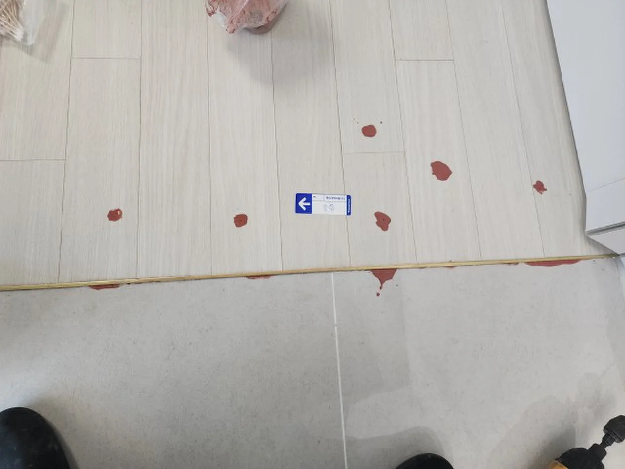 고양시 강마루 들뜬 바닥, 철거 없이 접착 보수로 잡은 사례 시공 사진 2 - 집사고 전국 생활 설치·수리