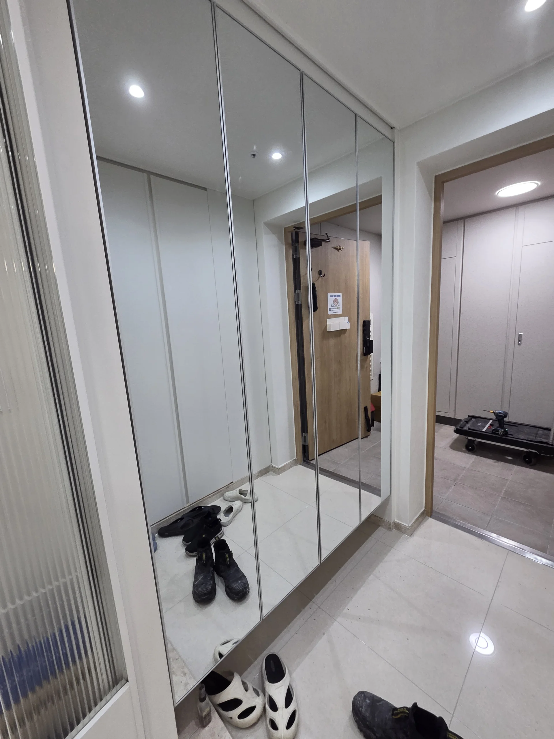 집사나우 현관 거울문 교체 사례