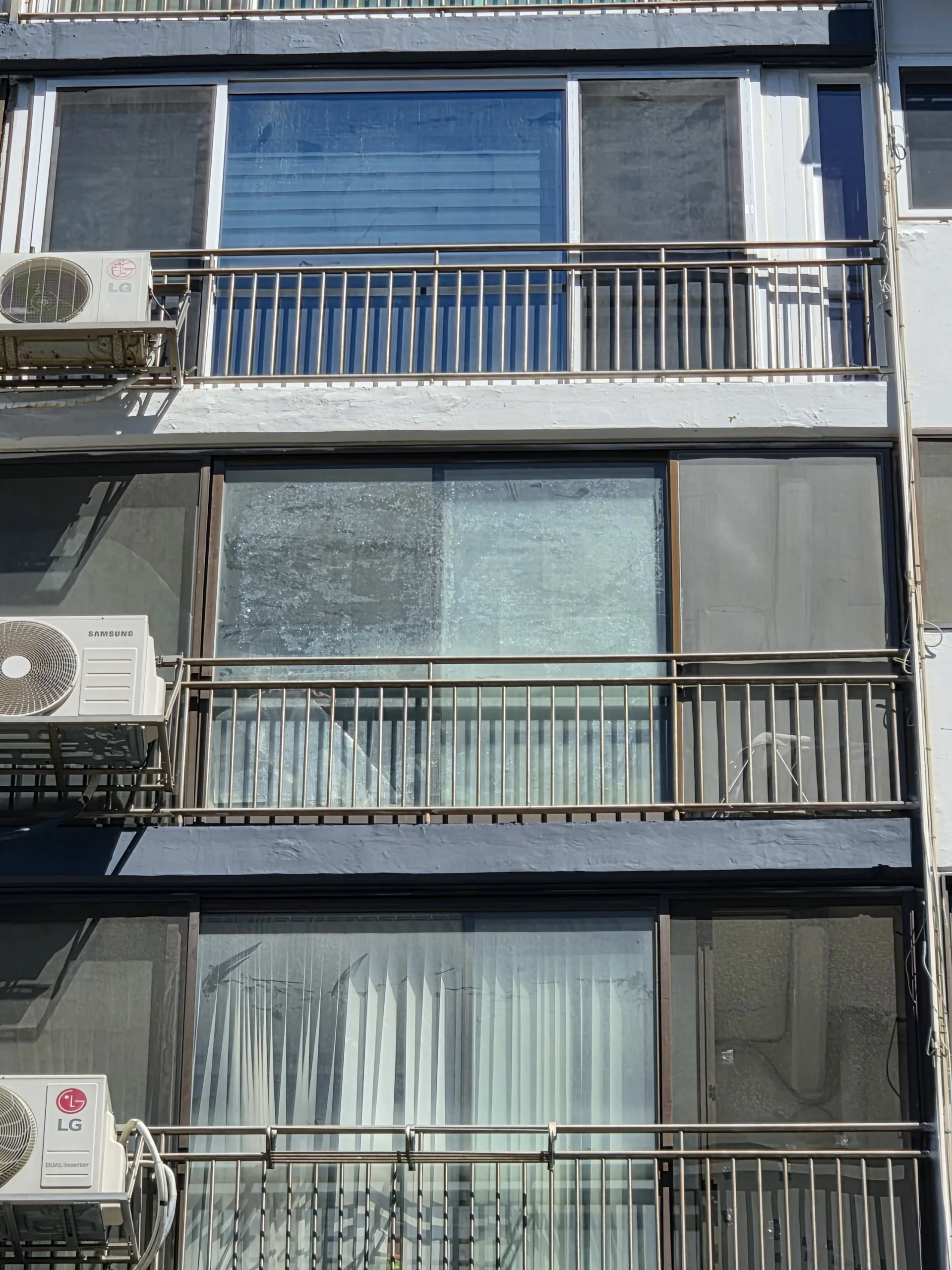 시공 후 - 부천 빌라 욕실 코킹·현관문·거실 벽 균열 종합 집수리 집사원
