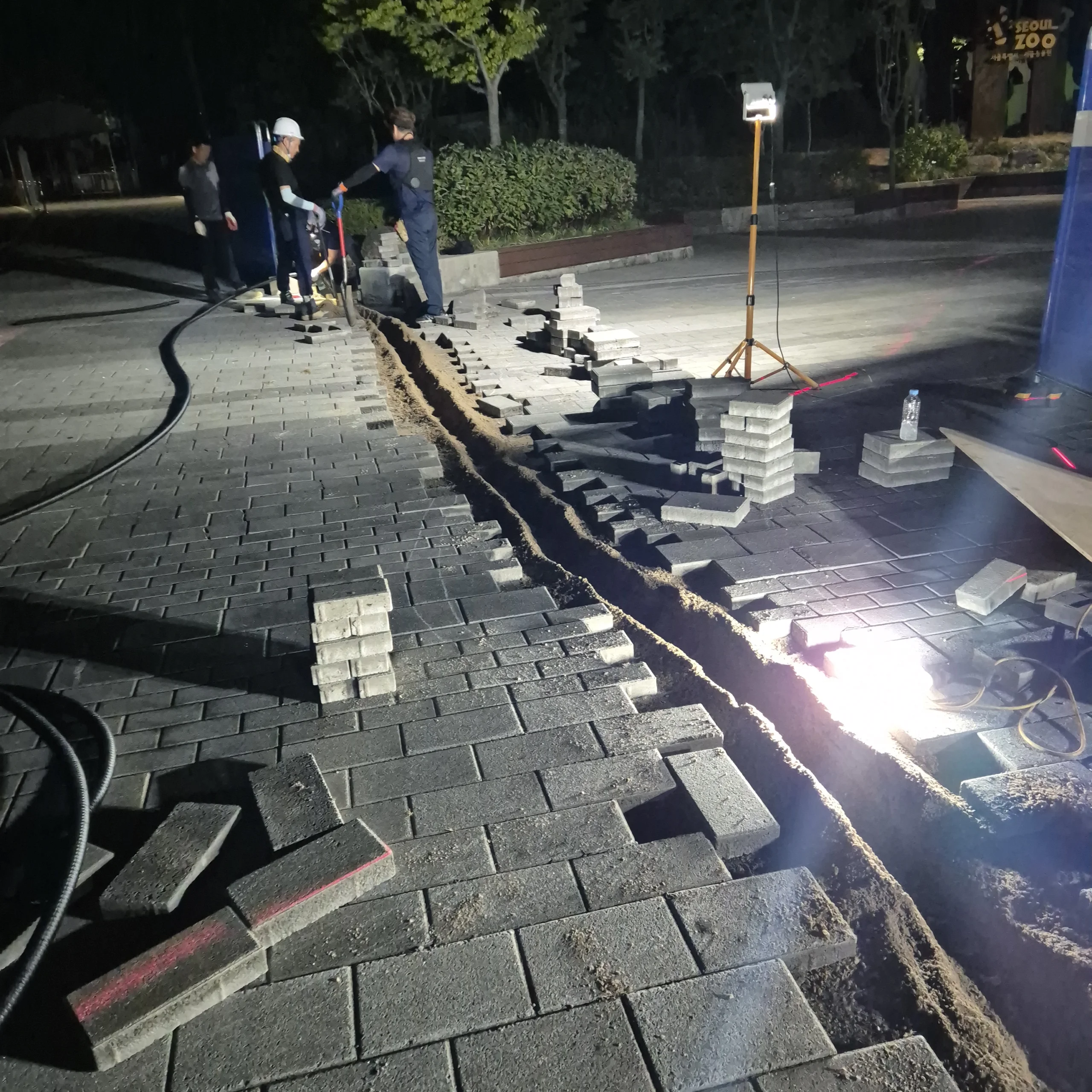 시공 전 - 송도 단독주택 마당 보도블럭 포장 — 들뜨고 꺼진 구간 전면 재시공 집사원
