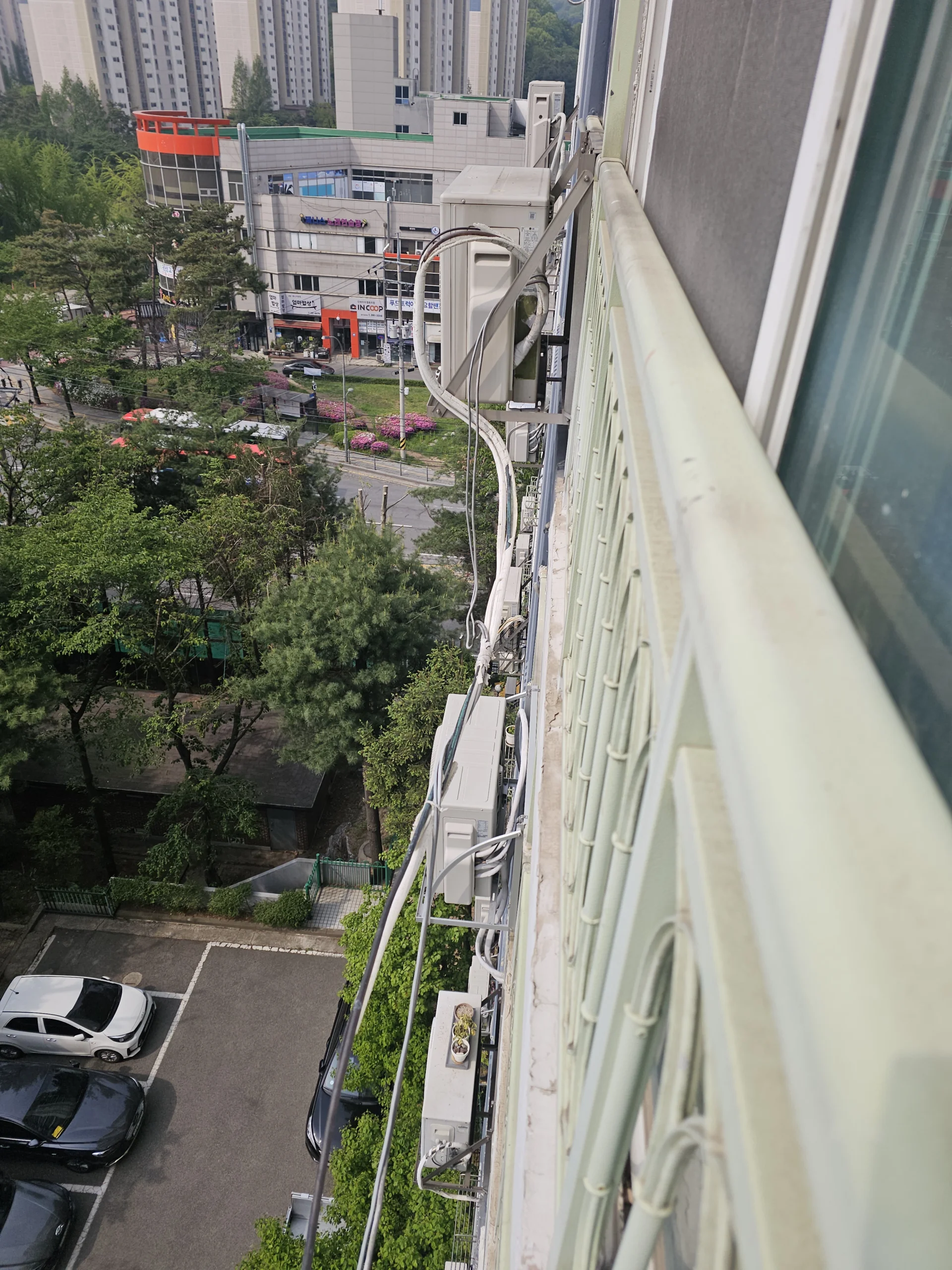 시공 전 - 용산 빌라 안방 에어컨 냉매 배관 신설 — 코어 드릴부터 실링 마감까지 집사원