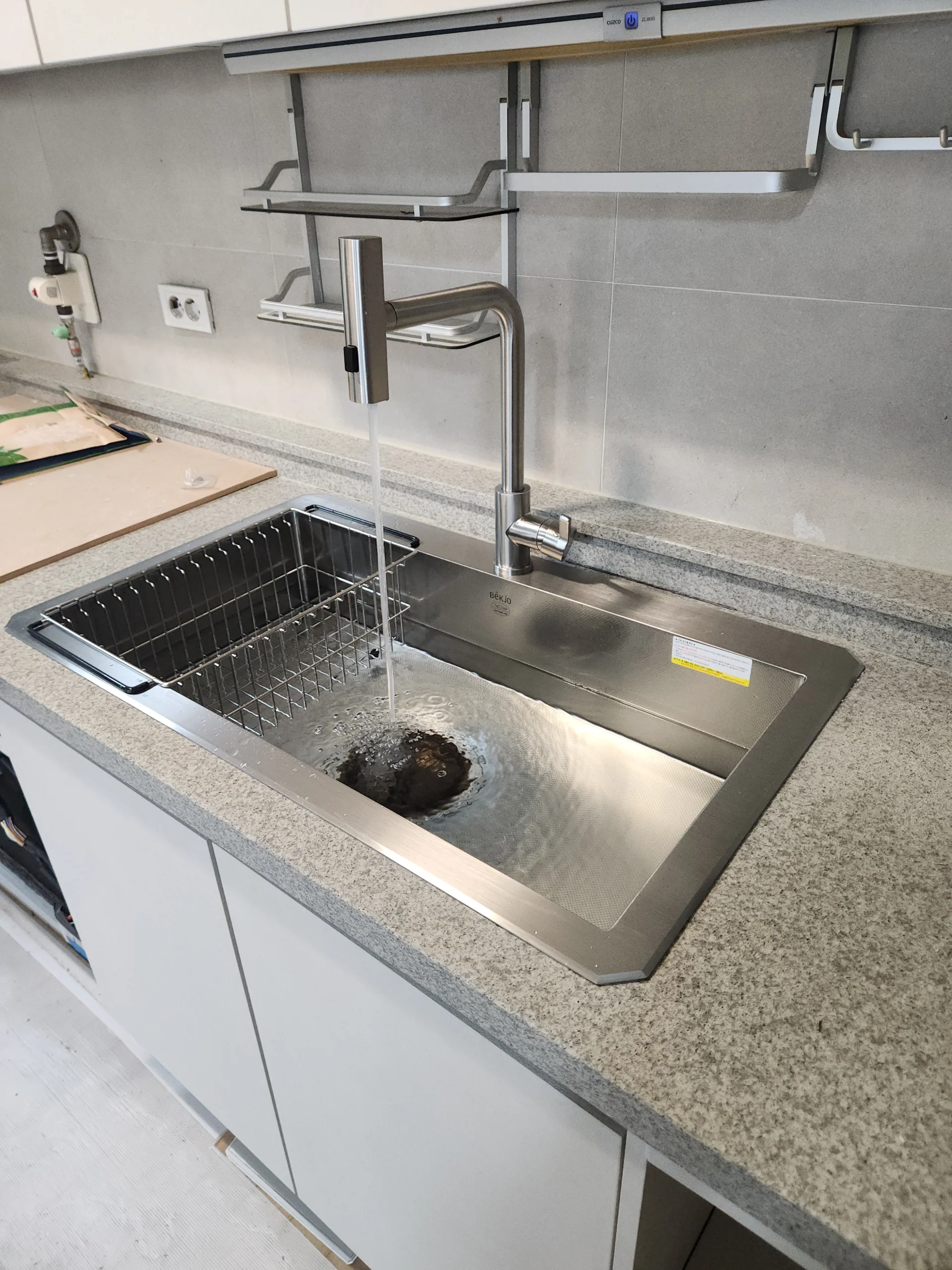 시공 후 - 부평 주방 싱크볼 교체 — 녹슨 배수구에서 깔끔한 스테인리스로 집사원