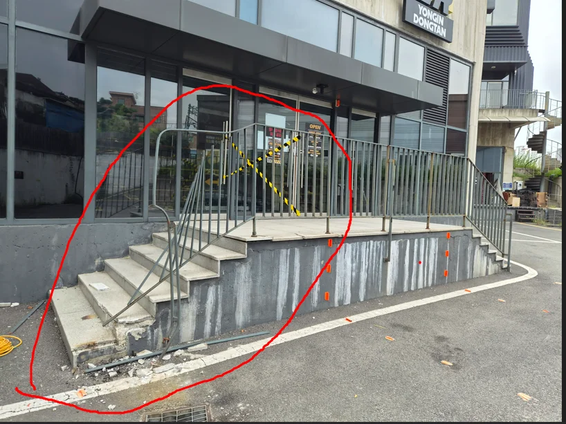 시공 전 - 서울 중구 노후 건물 시설 보수 — 공용부 벽면 균열·마감 정비 집사원