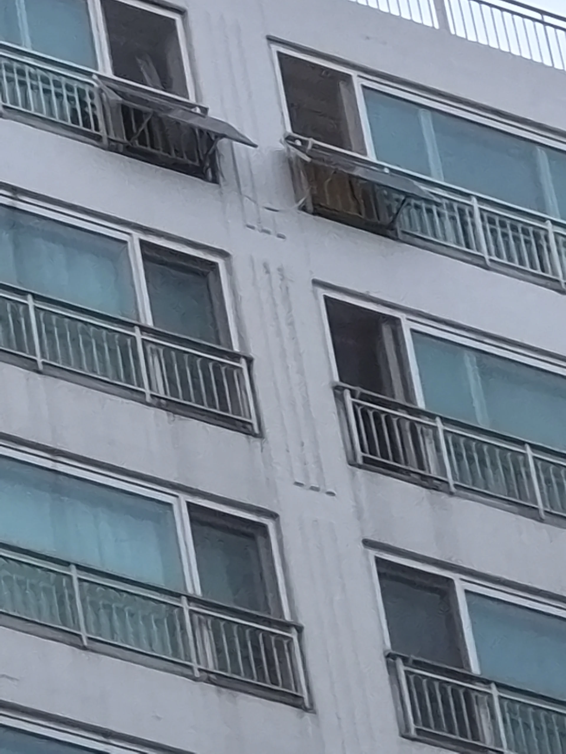 시공 전 - 파주 빌라 종합 집수리 — 누수 얼룩·방문 처짐·걸레받이 들뜸 한 번에 해결 집사원